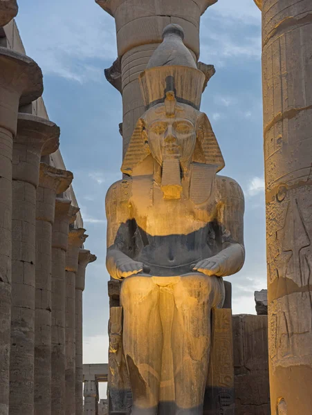 Gran Estatua Ramsés Iluminada Atardecer Antiguo Templo Egipcio Luxor — Foto de Stock