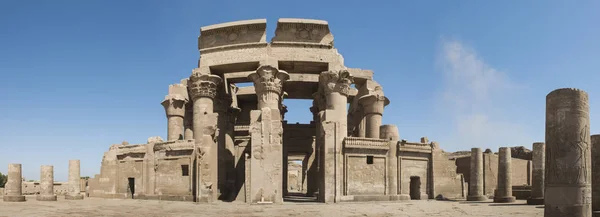 Hieroglypic Oymalar Için Antik Mısır Tapınağı Kom Ombo Girişinde Duvarda — Stok fotoğraf