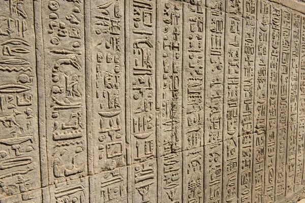 Esculturas Hieroglípicas Parede Antigo Templo Egípcio Kom Ombo — Fotografia de Stock