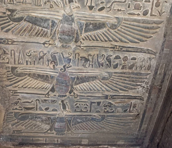 Tallados Jeroglípicos Pintados Pared Antiguo Templo Egipcio Kom Ombo — Foto de Stock