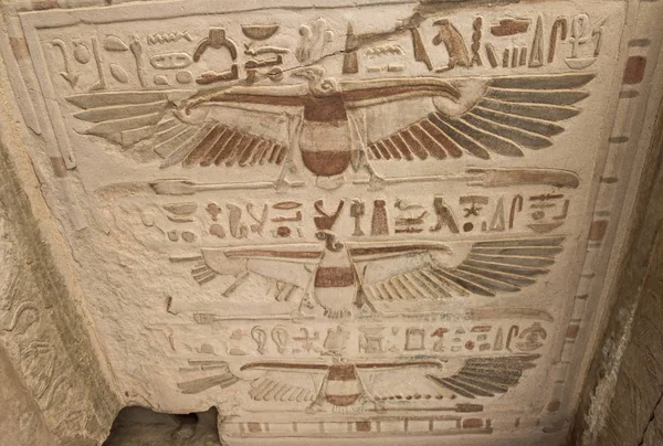 Esculturas Hieroglípicas Pintadas Parede Antigo Templo Egípcio Kom Ombo — Fotografia de Stock