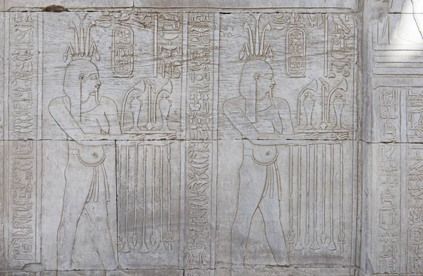 Esculturas Hieroglípicas Parede Antigo Templo Egípcio Kom Ombo — Fotografia de Stock