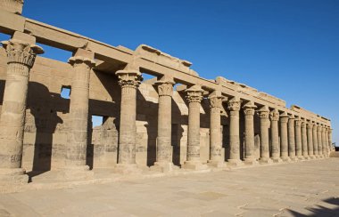 Hieroglypic oymalar ve Antik Mısır Tapınağı, Isis Elefantin Island Aswan adlı sütunlar