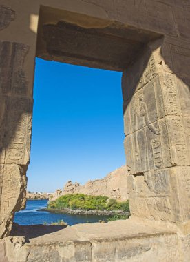 Antik Mısır Tapınağı Isis Elefantin Island Aswan adlı penceresinde duvara Hieroglypic oymalar