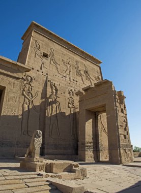 Antik Mısır Tapınağı Isis Elefantin Island Aswan içinde girişinde duvarda Hieroglypic oymalar