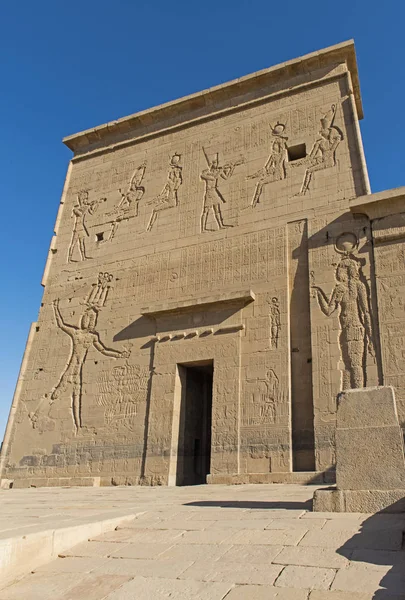 Hieroglypic Rzeźby Ścianie Przy Wjeździe Starożytnej Egipskiej Świątyni Izydy Philae — Zdjęcie stockowe
