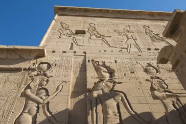 Antik Mısır Tapınağı Isis Elefantin Island Aswan içinde girişinde duvarda Hieroglypic oymalar