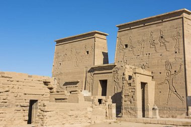 Antik Mısır Tapınağı Isis Elefantin Island Aswan içinde girişinde duvarda Hieroglypic oymalar