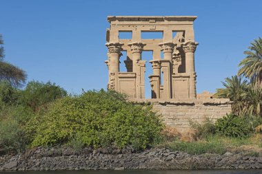 Duvar ve Antik Mısır Tapınağı Isis Nil Nehri tarafından Elefantin Adası Aswan'da noktasında sütunlarda