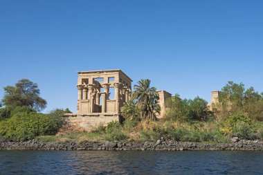 Duvar ve Antik Mısır Tapınağı Isis Nil Nehri tarafından Elefantin Adası Aswan'da noktasında sütunlarda