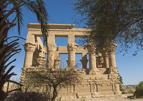 Parede Colunas Quiosque Antigo Templo Egípcio Ísis Philae Island Aswan — Fotografia de Stock