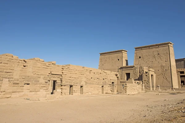 Tallados Jeroglípicos Pared Entrada Del Antiguo Templo Egipcio Isis Isla —  Fotos de Stock