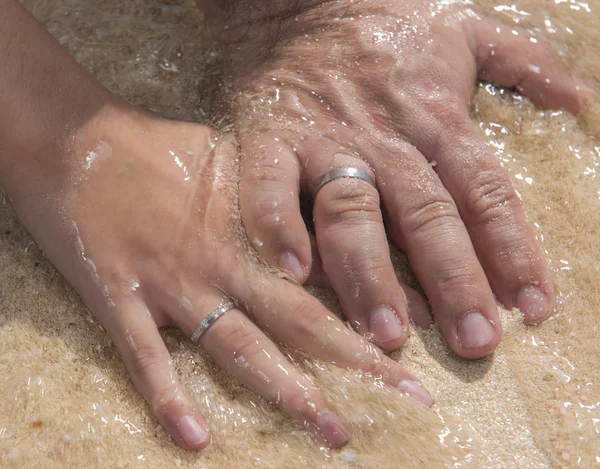Руки Жениха Невесты День Свадьбы Показывают Кольца Тропическом Песчаном Пляже — стоковое фото