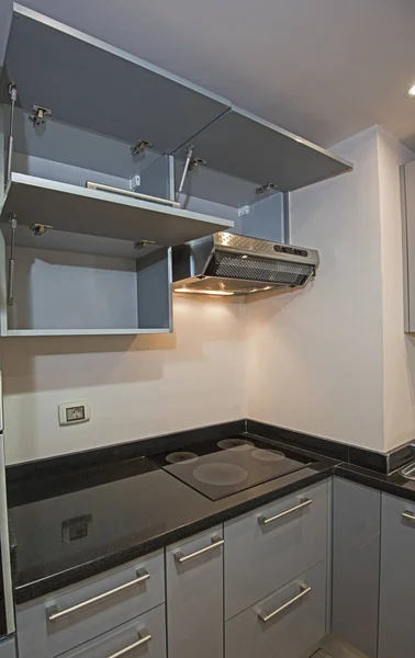 高級アパートのショールームで現代的なキッチンや家電を示すインテリアデザインの装飾 — ストック写真