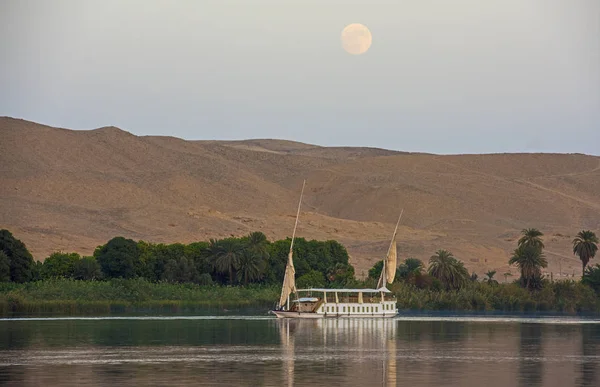 Velké Luxusní Tradiční Egyptské Dahabeya Říční Lodi Plující Nilu Odrazem — Stock fotografie