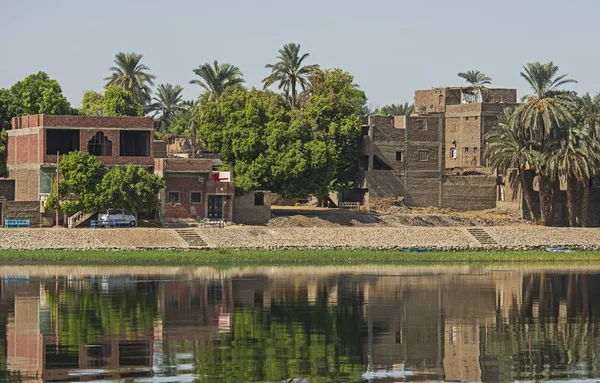 埃及埃德福河上的尼罗河大对岸 通过农村乡村景观 河岸上有非洲房屋 — 图库照片