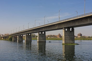 Panoramik manzaralı geniş geniş Nil Nehri Mısır, Kom Ombo kapsayan büyük beton yolu Köprüsü