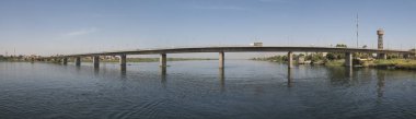 Panoramik manzaralı geniş geniş Nil Nehri Mısır, Kom Ombo kapsayan büyük beton yolu Köprüsü