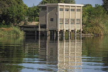Görünümü aracılığıyla büyük sulama ile kırsal manzara nehir Nil Mısır'daki genelinde su pompa istasyonu
