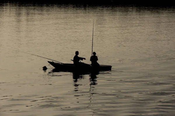 Silueta Pescador Beduino Egipcio Tradicional Bote Remos Río Nilo Atardecer — Foto de Stock