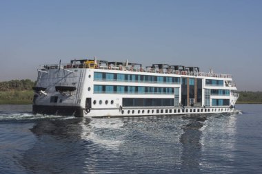 Büyük lüks geleneksel Mısır nehir Nil yansıması ile yelken tekne gezisi