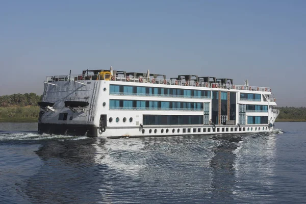 大規模な豪華な伝統的なエジプトの川クルーズ ナイル川の反射とセーリング ボート — ストック写真