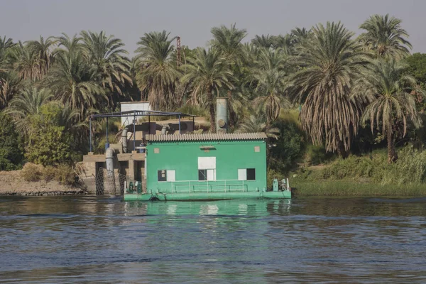 通过大型灌溉水泵站 在埃及河对岸的尼罗河景观 — 图库照片