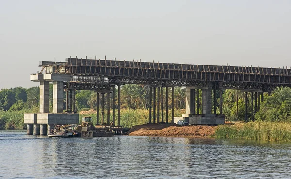 Pohled Velký Betonový Silniční Most Výstavbě Zahrnující Široké Řeky Nilu — Stock fotografie