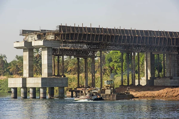 Nézet Nagy Beton Közúti Híd Ível Széles Nílus Folyó Egyiptomban — Stock Fotó