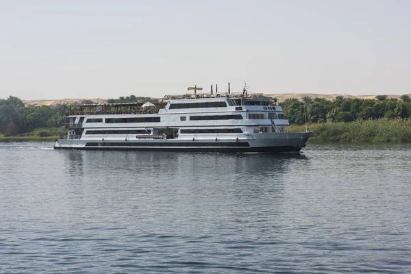 Große Luxuriöse Traditionelle Ägyptische Flusskreuzfahrt Auf Dem Nil Mit Reflexion — Stockfoto