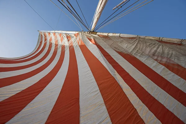 マストと青い空を背景にエジプト木造船の伝統的な縞模様の布の帆の抽象的なビュー — ストック写真