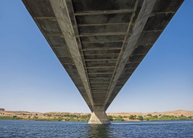 Büyük kablo geniş bir Nil Nehri bulutsuz bir günde Mısır'da kapsayan yolu köprüsü kaldı