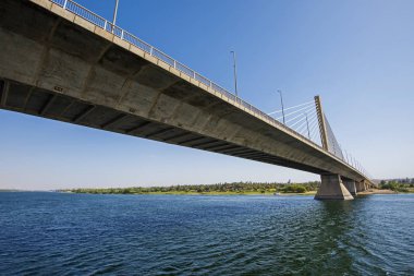 Büyük kablo geniş bir Nil Nehri bulutsuz bir günde Mısır'da kapsayan yolu köprüsü kaldı