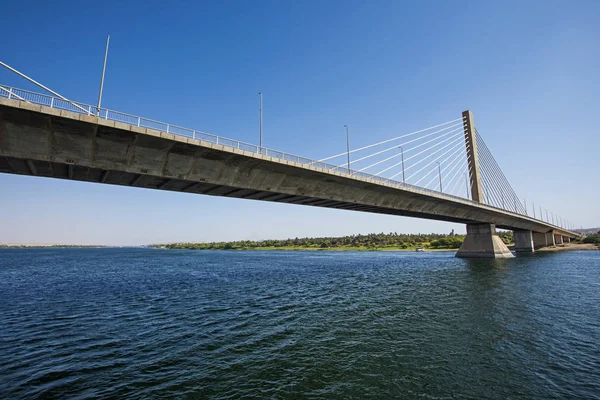 Grande Cabo Ficou Ponte Rodoviária Abrangendo Grande Rio Nilo Dia — Fotografia de Stock