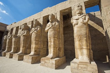 Luxor adlı antik Mısır Karnak Tapınağı Ramses III büyük heykeli