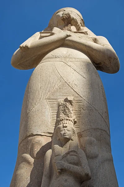 ルクソールの古代エジプトのカルナック神殿でネフェルタリの巨大な像 — ストック写真