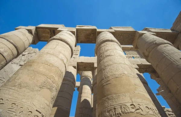 Colunas Com Esculturas Hieroglíficas Hypostyle Hall Antigo Templo Karnak Egípcio — Fotografia de Stock