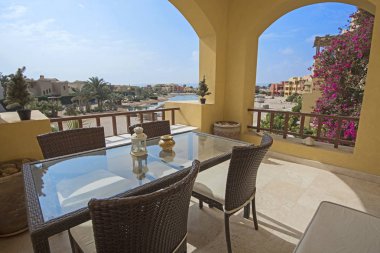 Teras mobilya tropikal tatil sandalyeler ve lagün üzerinde deniz manzaralı lüks Villa