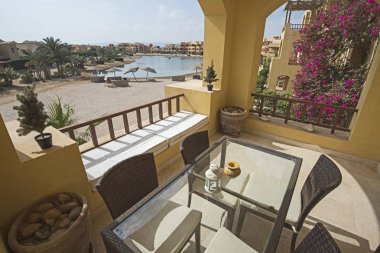 Teras mobilya tropikal tatil sandalyeler ve lagün üzerinde deniz manzaralı lüks Villa