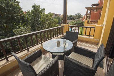 Teras mobilya sandalye ve manzaralı yüzme havuzu içinde tropikal tatil lüks Villa