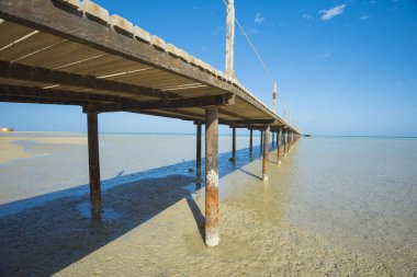 Ahşap iskele iskele okyanusa tropikal plaj çıkıyor