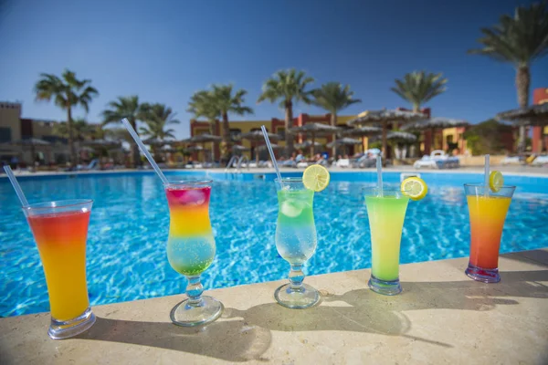 Cinco Bebidas Cóctel Junto Piscina Hotel Tropical Verano — Foto de Stock