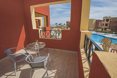 Yüzme havuzu manzaralı lüks otel resort oda bir balkon teras görüntülemek