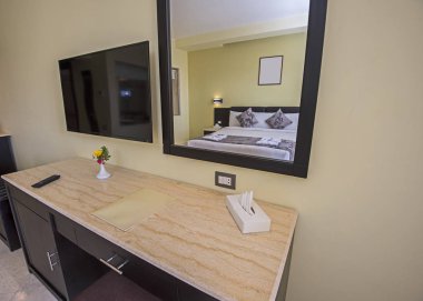 Çift Kişilik Yatak ve tuvalet masası ayna yansıması ile bir lüks otel odası Süit