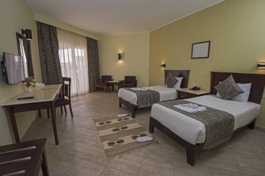 Perdeli ve balkon kapısını bir lüks otel resort odadaki tek kişilik yatak