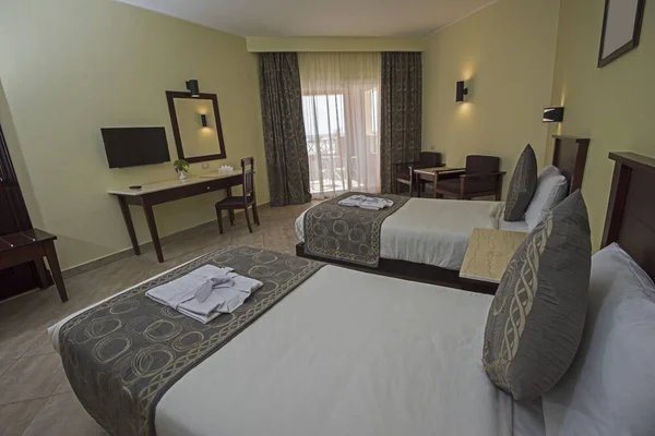 Dwa Pojedyncze Łóżka Pokoju Luxury Hotel Resort Zasłony Drzwi Balkonowe — Zdjęcie stockowe