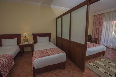 Yatak bir lüks otel oda perdeleri ile üçlü