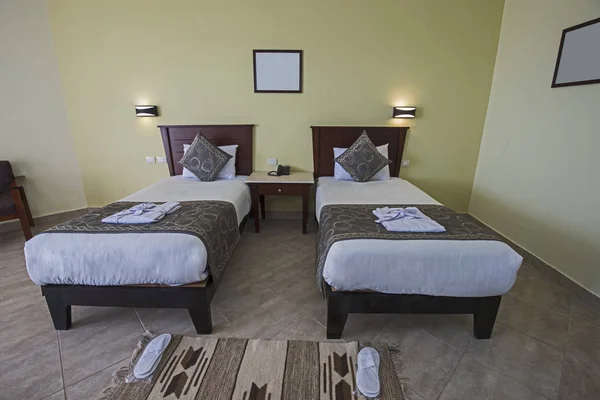 Zwei Einzelbetten Einer Luxussuite Des Hotelresorts Zimmer Mit Hausschuhen — Stockfoto
