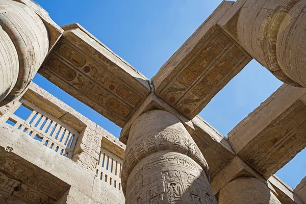 Columnas Con Tallas Jeroglíficas Pinturas Sala Hipóstila Antiguo Templo Egipcio — Foto de Stock