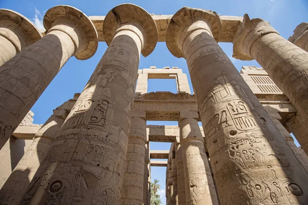 Kolumner Med Hieroglyfiska Sniderier Och Målningar Hypostyle Hall Fornlämningar Egyptiska — Stockfoto